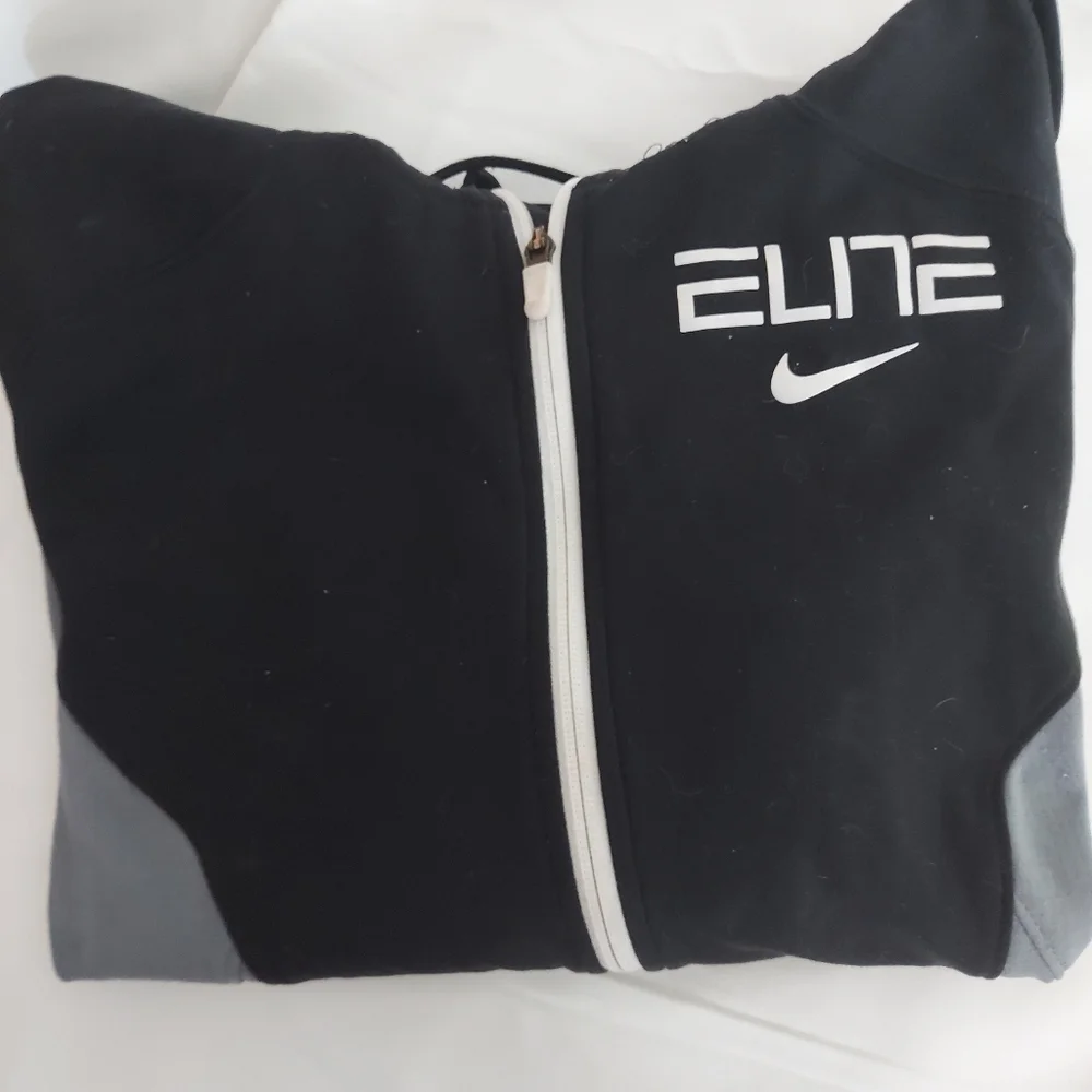 Big Boys Small. Nike Therma Elite Fit Hoodie. Black/Gray - Picture 5 of 8